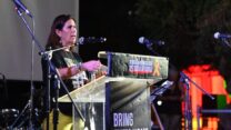 יעל אדר נושאת דברים בעצרת לציון עשור לנפילתו של אברה מנגיסטו בשבי חמאס (צילום: ליאור רוטשטיין)