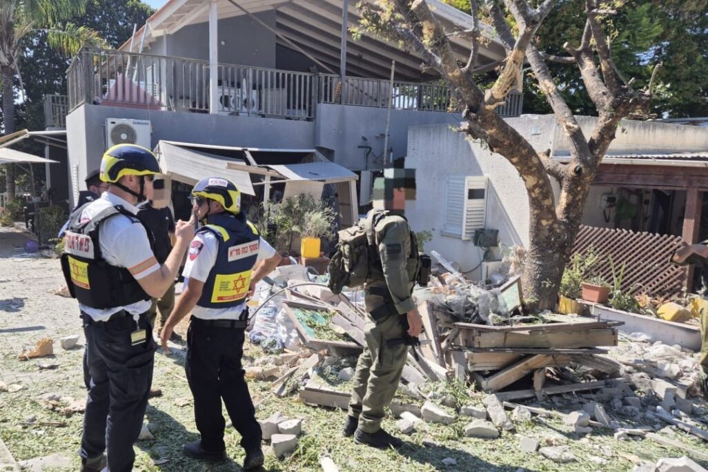 זירת נפילת הרקטה בקיבוץ סער (צילום: דוברות מד"א) זירת נפילת הרקטה בקיבוץ סער (צילום: דוברות מד"א)