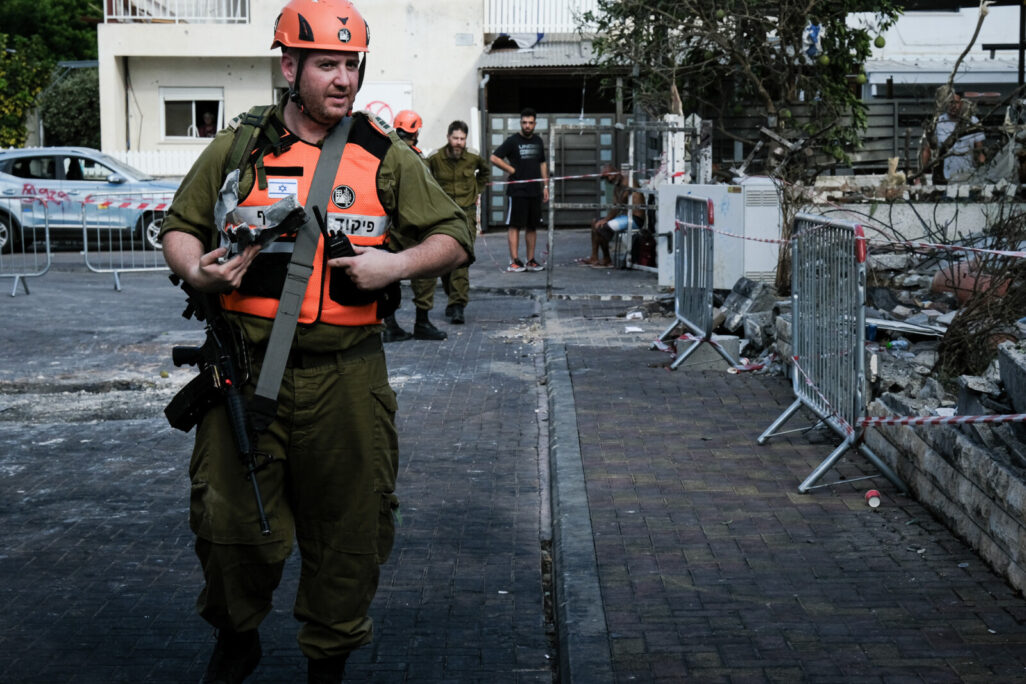 אנשי פיקוד העורף בזירת פגיעת הטיל בקריית ביאליק (צילום: דוד טברסקי)