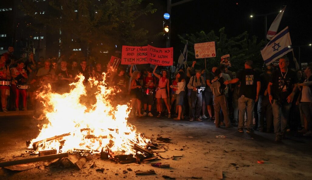 מדורה שהודלקה בהפגנה למען השבת החטופים בתל אביב (צילום: REUTERS/Florion Goga)
