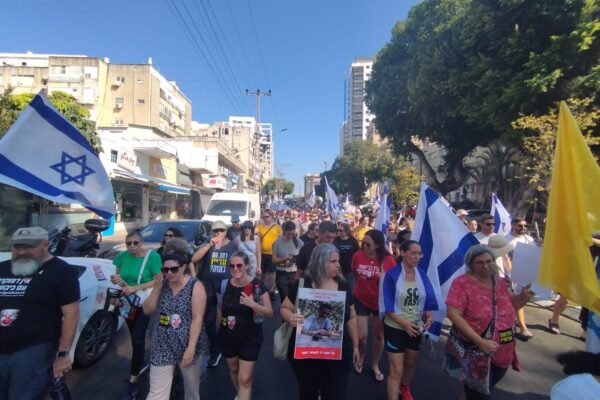מפגינים ברחובות עם תמונתו של החייל החטוף נמרוד כהן, תושב העיר. "למה נמרוד עדיין בעזה?" (צילום: דבר)