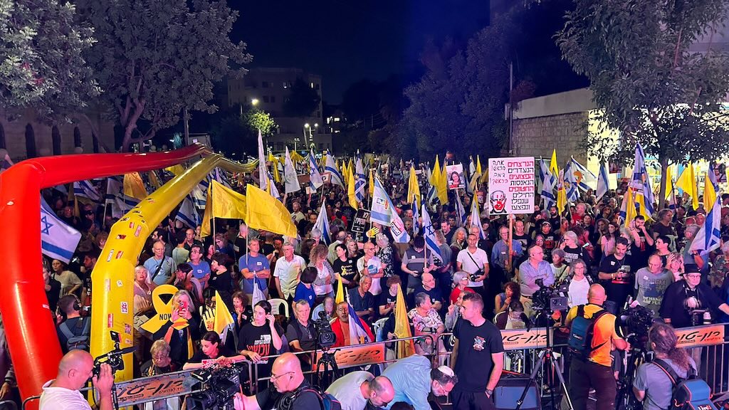 מפגינים בכיכר פריז בירושלים (צילום: אייל גור) מפגינים בכיכר פריז בירושלים (צילום: אייל גור)