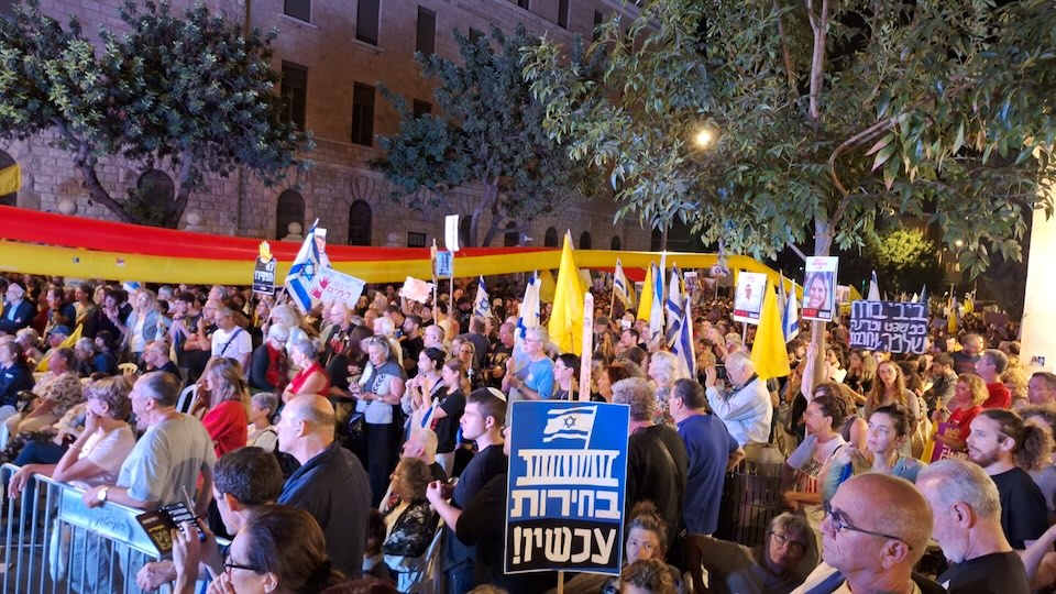 הפגנה בכיכר פריז בירושלים (צילום: אור גואטה) הפגנה בכיכר פריז בירושלים (צילום: אור גואטה)