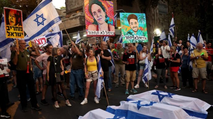 הפגנה מול מעון ראש הממשלה בירושלים בקריאה להשבת החטופים (צילום: REUTERS/Ronen Zvulun)