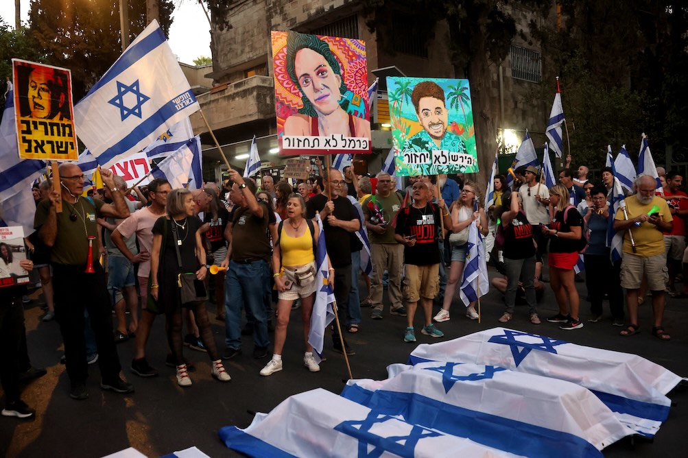 הפגנה מול מעון ראש הממשלה בירושלים בקריאה להשבת החטופים (צילום: REUTERS/Ronen Zvulun) הפגנה מול מעון ראש הממשלה בירושלים בקריאה להשבת החטופים (צילום: REUTERS/Ronen Zvulun)