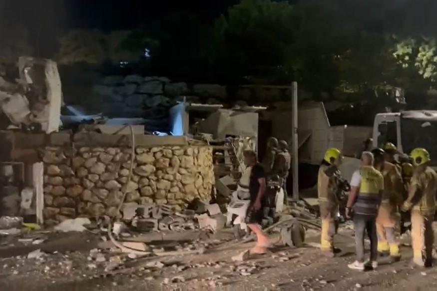 כוחות כבאות והצלה בזירת פגיעה ישירה במבנה בצפת מרקטות שנורו מלבנון (צילום: רשתות חברתיות, סעיף 27א' לחוק זכויות יוצרים)