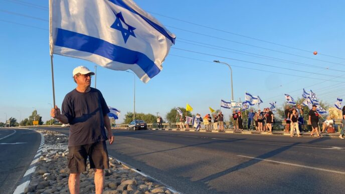 הפגנה בקריאה להשבת החטופים בצומת עמיעד (צילום: יהל פרג׳)