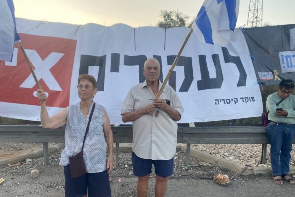 חנה וצביקה שדמי. "כל מי שאני מדברת איתו אני מפחדת לשאול איך הוא קשור ומה קרה לו" (צילום: יהל פרג')
