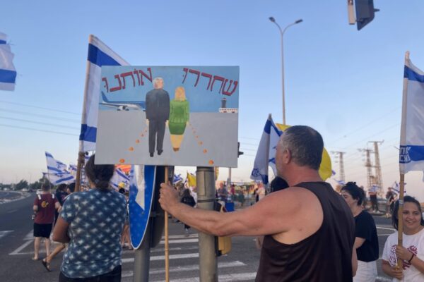 מפגין בצומת. "מעדיף את ציר פילדלפי על פני ציר קריית שמונה" (צילום: יהל פרג')