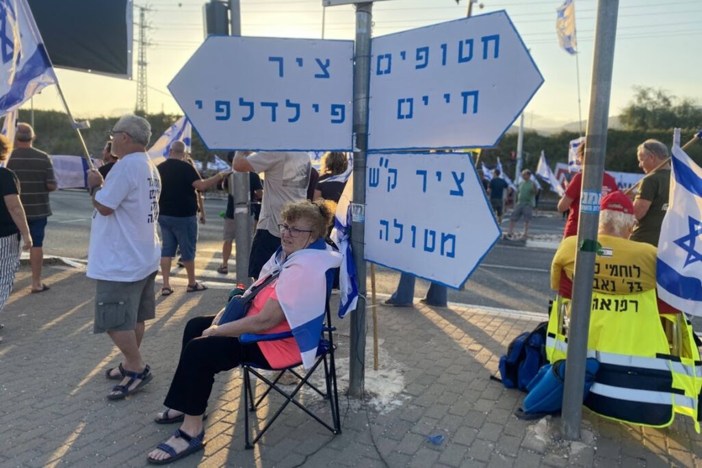 מפגינים בצומת עמיעד. "הוא יצר את ההפרד ומשול הזה, בגללו רואים באנשים שמפגינים כאן בוגדים" (צילום: יהל פרג')