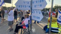מפגינים בצומת עמיעד. "הוא יצר את ההפרד ומשול הזה, בגללו רואים באנשים שמפגינים כאן בוגדים" (צילום: יהל פרג')