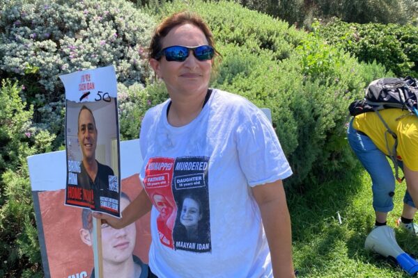 סמדר לילו מפגינה בחיפה. "אי אפשר להתייאש עכשיו. יש עוד אנשים חיים" (צילום: יעל אלנתן)
