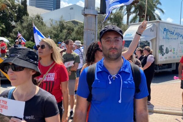 שמואל ורון בחולצת השומר הצעיר. "כל החניכים והמדריכים בהפגנות" (צילום: יעל אלנתן)