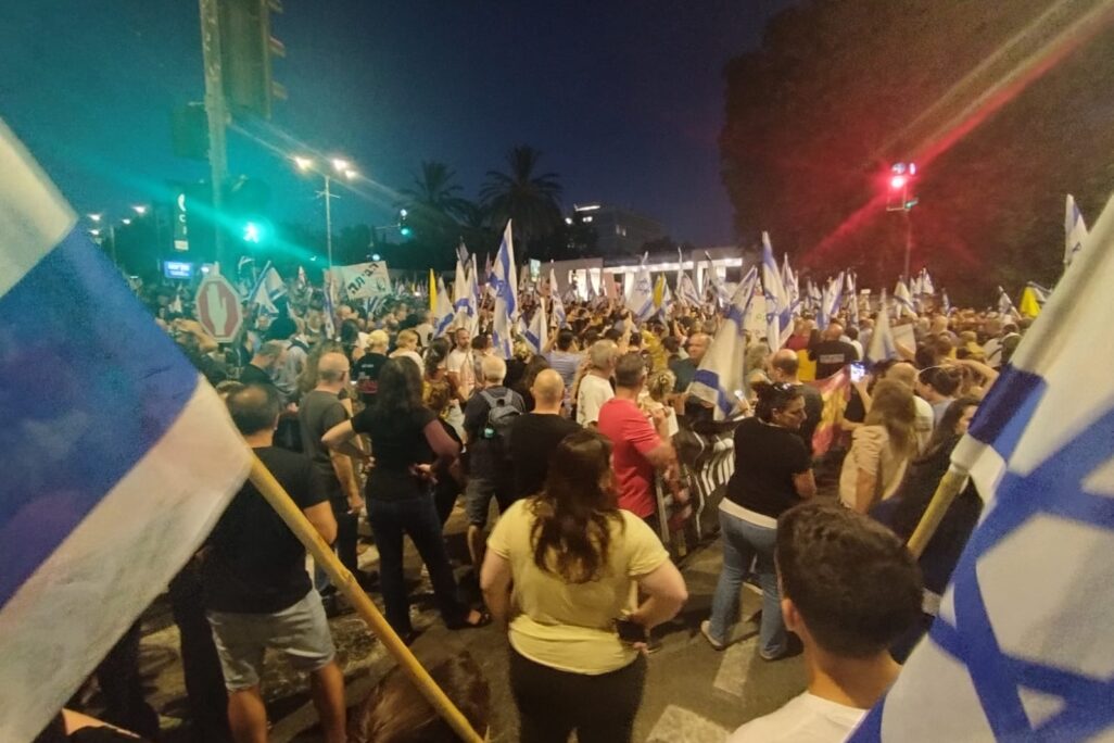 מחאה במכון ויצמן ברחובות (צילום: שירי קלר) מחאה במכון ויצמן ברחובות (צילום: שירי קלר)