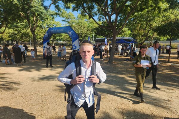 יחיאל וייס בדרך לבקו"ם (צילום: איציק כהן, עמותת נצח יהודה)