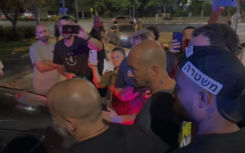 שוטרים עוצרים את שחר מור (זהירו) אחיינו של החטוף אברהם מונדר, בהפגנה למען שחרור החטופים בתל אביב (צילום: אורן דגן) שוטרים עוצרים את שחר מור (זהירו) אחיינו של החטוף אברהם מונדר, בהפגנה למען שחרור החטופים בתל אביב (צילום: אורן דגן)