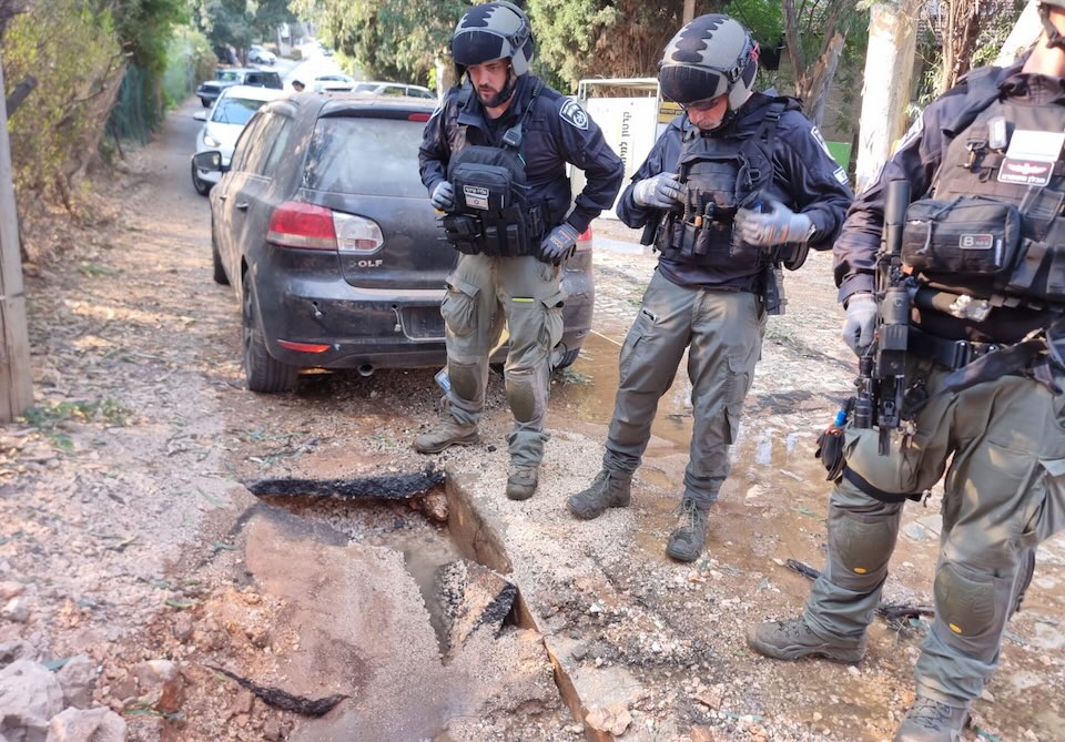 זירת פגיעה ישירה בגליל העליון (צילום: דוברות המשטרה) זירת פגיעה ישירה בגליל העליון (צילום: דוברות המשטרה)