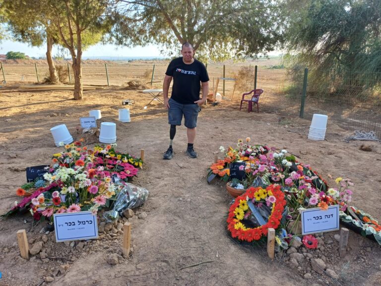 אבידע בכר ליד הקברים. "אנחנו מתמודדים עם הגעגועים כמשפחה מאוחדת" (צילום: דוברות קיבוץ בארי)