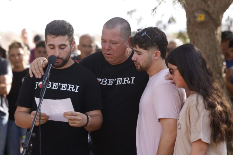 בני משפחת בכר בהלוויה, מימין: הדר, נופר, אבידע ורותם בכר (צילום: דוברות קיבוץ בארי)