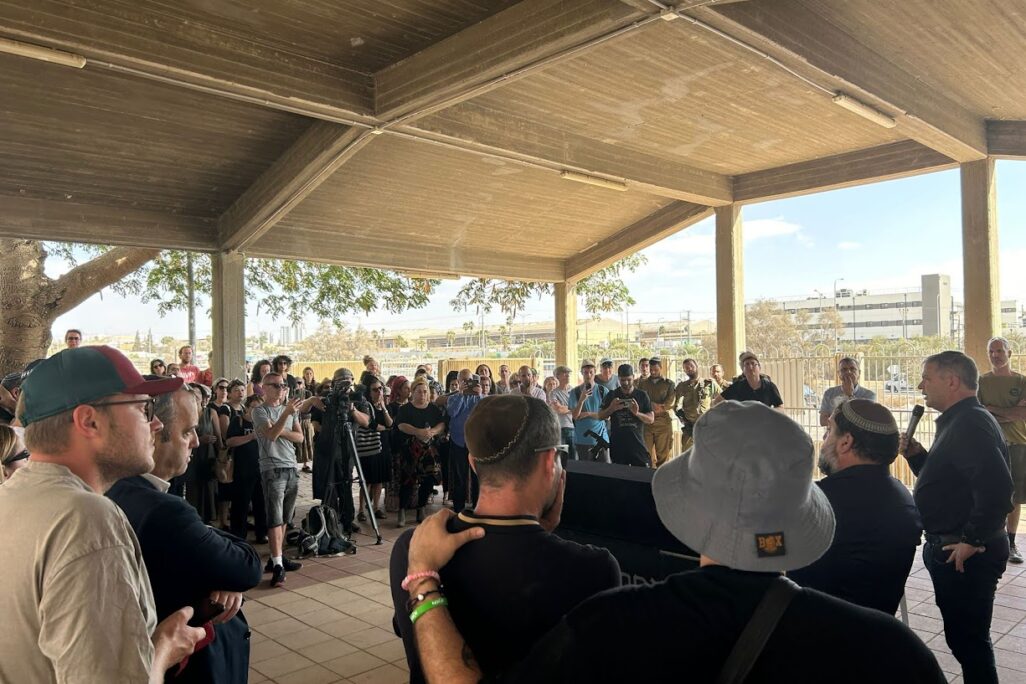 לוויתו של ויקטור שמשון גרין ז"ל, שנרצח בפיגוע ביפו (צילום: יהל פרג') לוויתו של ויקטור שמשון גרין ז"ל, שנרצח בפיגוע ביפו (צילום: יהל פרג')