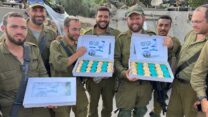 תלמידי מגמת קולינריה בעמל טכנולוגי אשדוד מעניקים לחיילים מאפים שהכינו בסדנת המגמה (צילום: עמל)