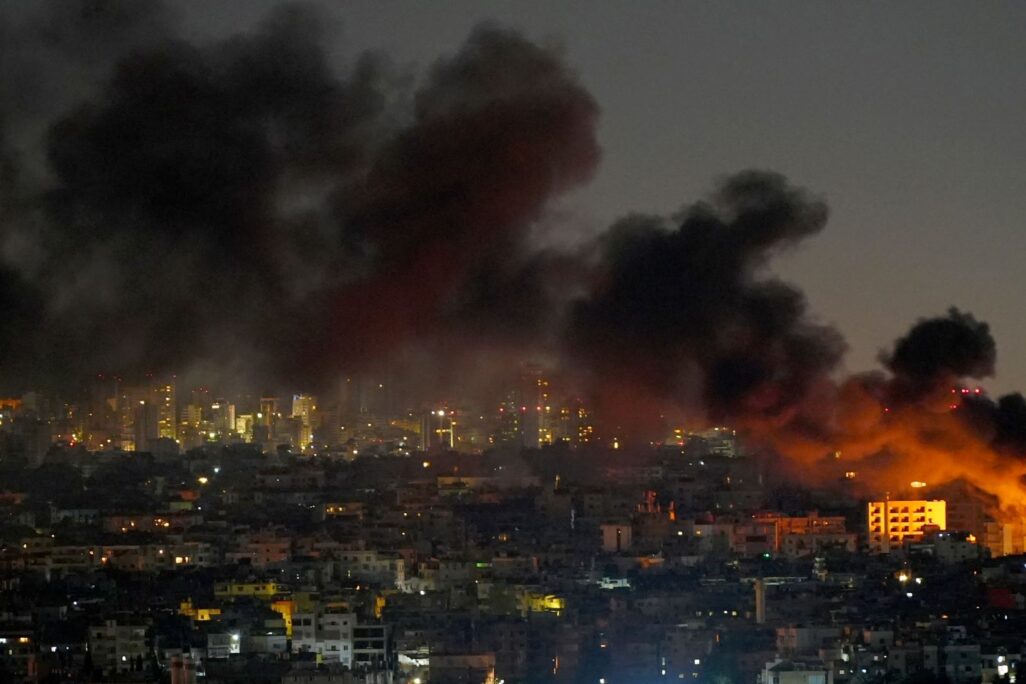 עשן שחור בפרברים הדרומיים של ביירות לאחר הפצצת מבנים של הזרוע הכלכלית של חיזבאללה (צילום: REUTERS/Mohammed Yassin) עשן שחור בפרברים הדרומיים של ביירות לאחר הפצצת מבנים של הזרוע הכלכלית של חיזבאללה (צילום: REUTERS/Mohammed Yassin)