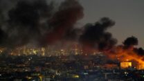 עשן שחור בפרברים הדרומיים של ביירות לאחר הפצצת מבנים של הזרוע הכלכלית של חיזבאללה (צילום: REUTERS/Mohammed Yassin)