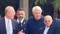 מנכ"ל חברת האופנה אברקורמבי אנד פיץ' לשעבר מייקל ג'פריס יוצא מדיון בבית המשפט בפלורידה לאחר מעצרו (צילום: REUTERS/Stringr.com)