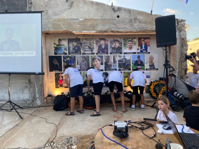 טקס זיכרון לעובדים הזרים שנרצחו ב-7 באוקטובר בקיבוץ עלומים (צילום: יהל פרג')