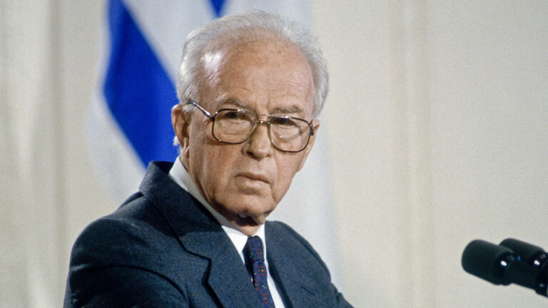 "מעבר לסיפור הקונקרטי של אלימות פוליטית ורצח ראש הממשלה, האירוע יושב על מערכת מתחים שלמה שקדמה לו".  ראש הממשלה יצחק רבין ז״ל (צילום: mark reinstein/shutterstock)