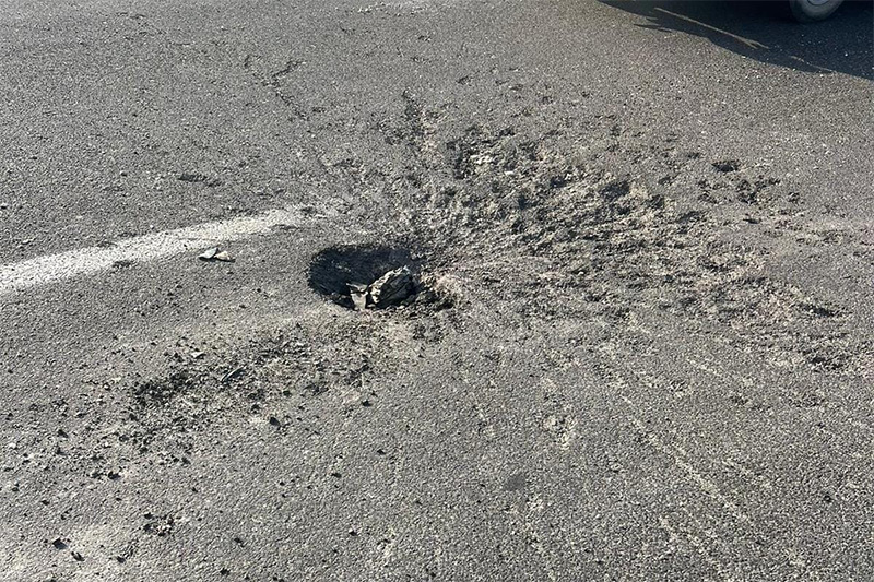 נזק מפגיעת רסיס בכביש ליד מחלף גולני (צילום: דוברות המשטרה) נזק מפגיעת רסיס בכביש ליד מחלף גולני (צילום: דוברות המשטרה)
