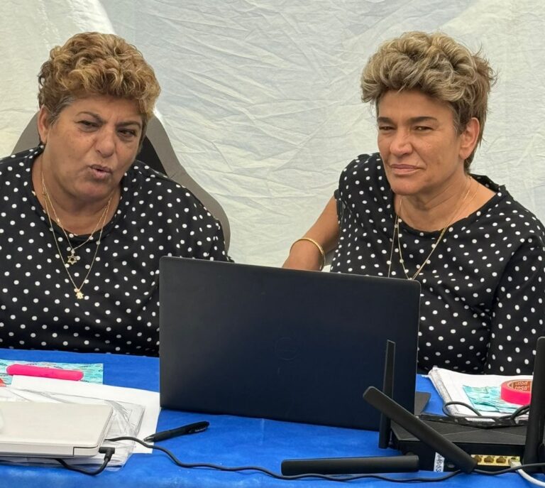 מרב גרובר (מימין) ורחל אדרי על סט הצילומים. "הבנו שזה יהיה קשה עבור רחל לעבור את כל הדברים האלה בצורה פיזית, אפילו אכזרי" (צילום: באדיבות – כאן 11, נו דרמה ו-8 הפקות)