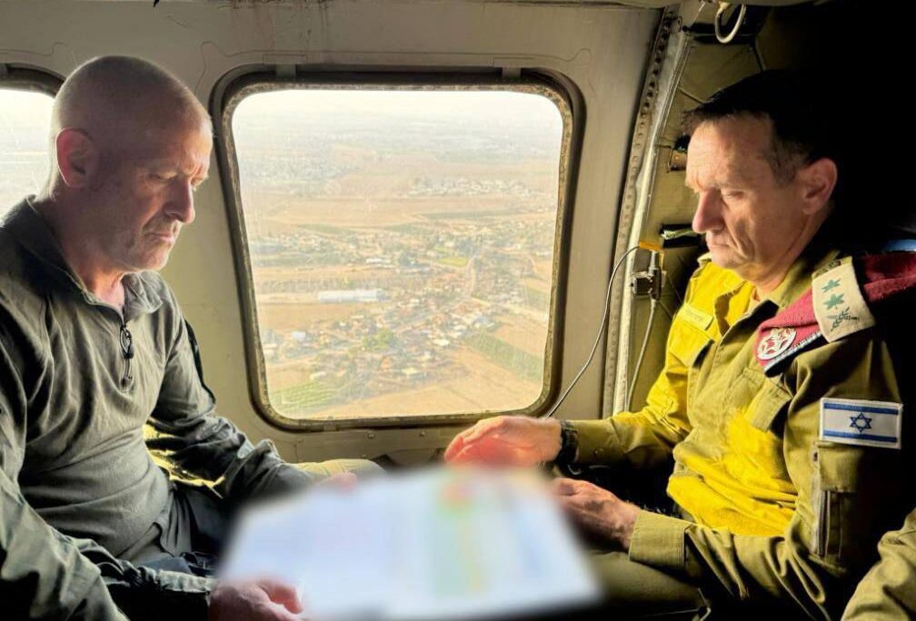 הרמטכ״ל, רב-אלוף הרצי הלוי וראש והשב״כ, רונן בר, בהערכת מצב (צילום: דובר צה"ל) הרמטכ״ל, רב-אלוף הרצי הלוי וראש והשב״כ, רונן בר, בהערכת מצב (צילום: דובר צה"ל)