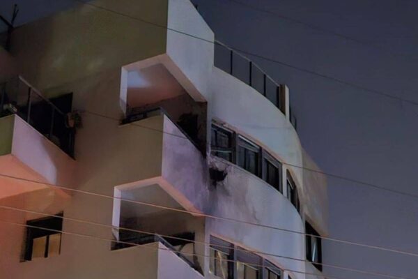 מבנה בהרצליה שנפגע מכטב"מ (צילום: רשתות חברתיות, סעיף 27א' לחוק זכויות יוצרים)