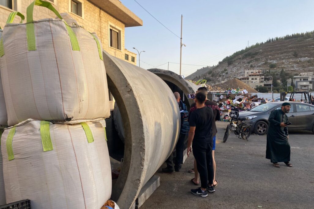 מיגונית בטון מאולתרת בסמוך לשוק במג'דל אל-כרום, בו נפלה רקטה (צילום: יהל פרג') מיגונית בטון מאולתרת בסמוך לשוק במג'דל אל-כרום, בו נפלה רקטה (צילום: יהל פרג')