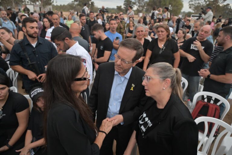 נשיא המדינה יצחק (בוז'י) הרצוג במעמד זיכרון לנרצחי מסיבת הנובה במלאת שנה למתקפת 7 באוקטובר (צילום: קובי גדעון / לע"מ)
