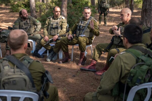 הרמטכ"ל עם אנשי מילואים בצפון (צילום: דובר צה"ל)