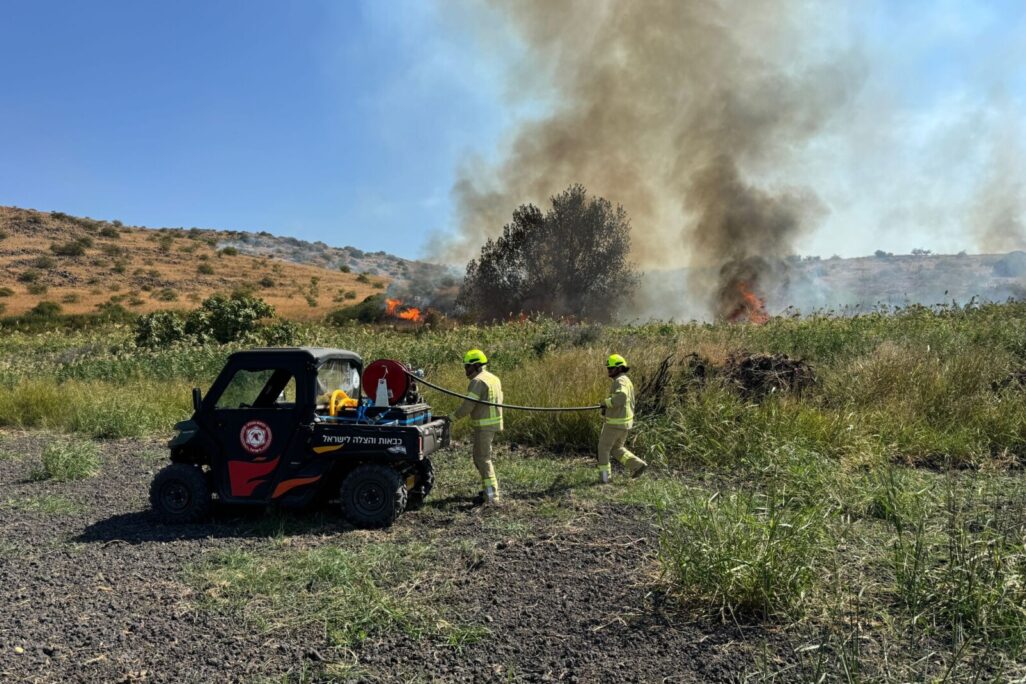 שריפת שטח פתוח נרחבת באזור שניר כתוצאה מנפילת טיל (צילום: כב"ה צפון)