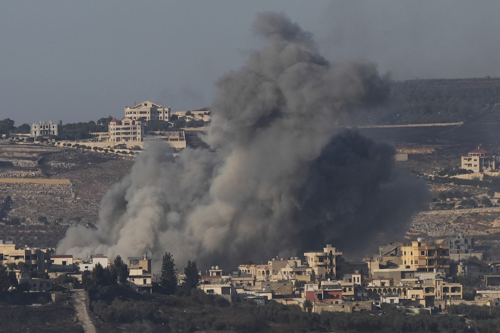 תקיפת צה״ל בדרום לבנון (צילום: AP Photo/Baz Ratner) תקיפת צה״ל בדרום לבנון (צילום: AP Photo/Baz Ratner)