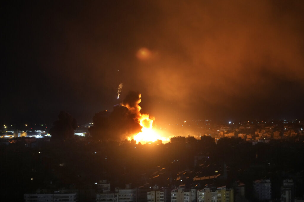 להבות עולות מתקיפות אוויריות ישראליות ברובע הדאחייה בביירות, לבנון (צילום ארכיון: )AP Photo/Hussein Malla