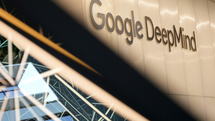 לוגו של Google DeepMind בבניין המשרדים בלונדון. הסביס וג'אמפר, החוקרים במעבדה, זכו בפרס נובל לכימיה על עבודתם פורצת הדרך בחיזוי ועיצוב מבנה החלבונים (צילום: AP Photo/Alastair Grant)