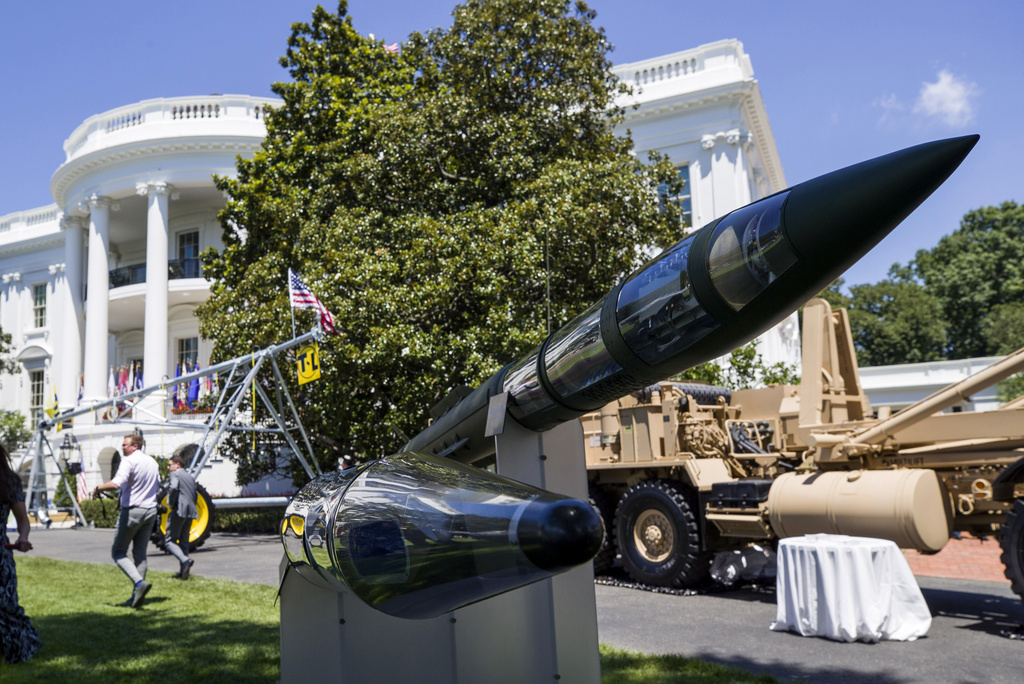 מערכת ההגנה מטילים בליסטיים מסוג THAAD בתצוגה על מדשאות הבית הלבן (צילום ארכיון: AP Photo/Alex Brandon, File)