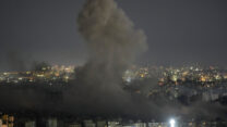 עשן מיתמר מעל רובע הדאחייה בביירות בעקבות הפצצות צה"ל את מעוזי חיזבאללה (צילום: AP Photo/Hussein Malla)
