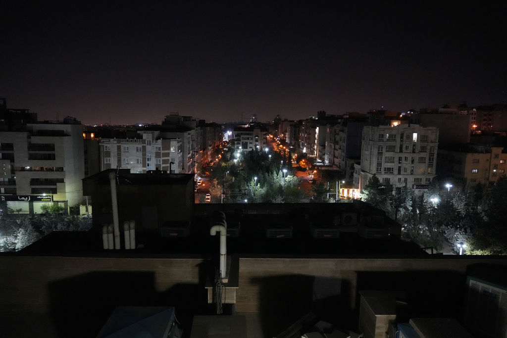 טהרן לפנות בוקר, לאחר התקיפה הישראלית (צילום: (AP Photo/Vahid Salemi)