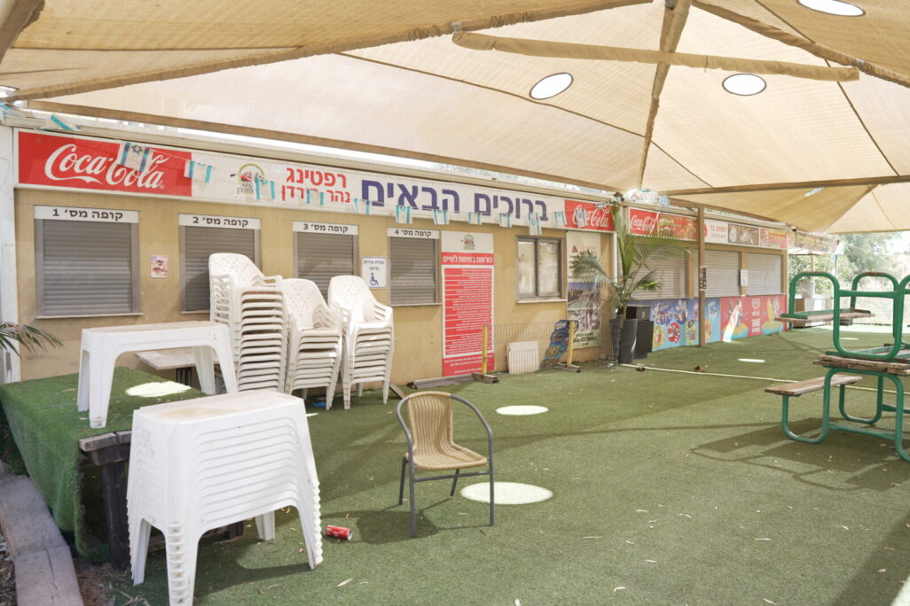 הכניסה למתחם הרפטינג. "מסביב פיצוצי טילים ורעש מטוסים, אנשים לא יבואו ליום כיף" (צילום: סוניה גרשפט)
