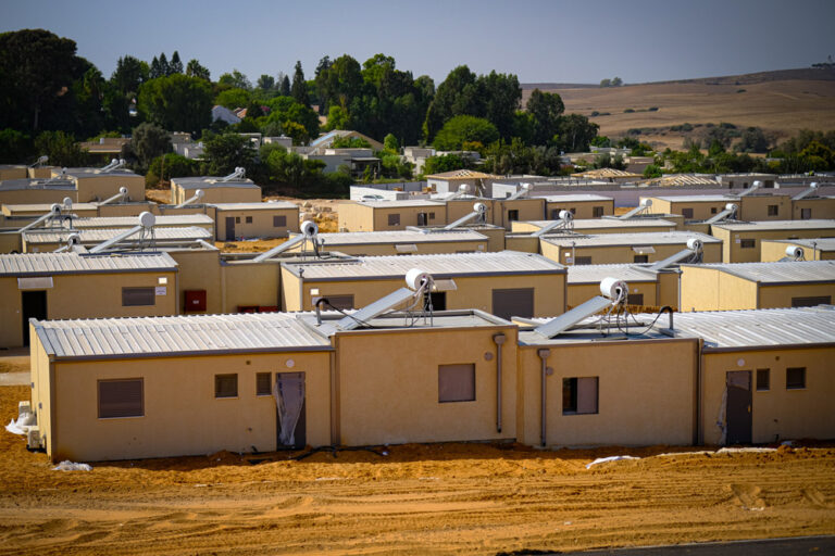 השכונה הזמנית בקיבוץ רוחמה לתושבי כפר עזה. "המטרה שלי היא לעמוד על האינטרסים של היישובים מול המדינה" (צילום: דוד טברסקי)