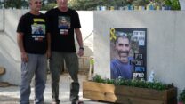משה אדר (מימין), אביו של תמיר אדר שנחטף לעזה, ויפתח כהן, בן משפחתו של גדי מוזס שנחטף לעזה (צילום: דוד טברסקי)