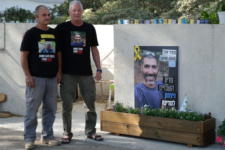 משה אדר (מימין), אביו של תמיר אדר שנחטף לעזה, ויפתח כהן, בן משפחתו של גדי מוזס שנחטף לעזה (צילום: דוד טברסקי)