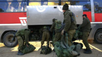 חיילים בעלייה לאוטובוס. המצולמים לא קשורים לכתבה (צילום ארכיון: נתי שוחט/פלאש90)