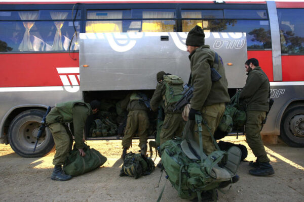 חיילים בעלייה לאוטובוס. המצולמים לא קשורים לכתבה (צילום ארכיון: נתי שוחט/פלאש90)
